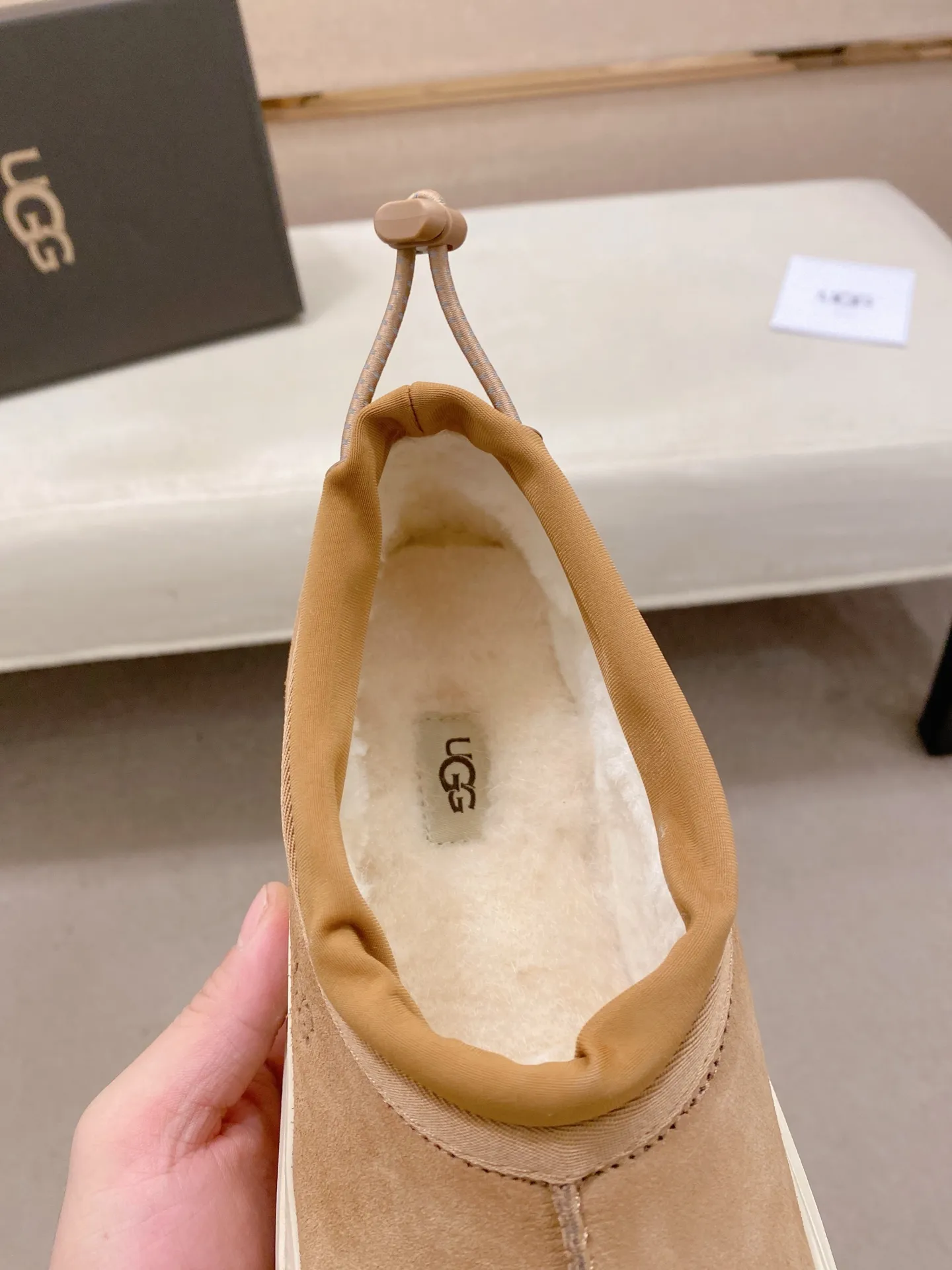Factory price: 480💰Couple model💏 Same style as Wang Yibo, North American men's shoes Ugg ☃️In the special sale of new high-quality men's shoes snow boots in autumn and winter, the nemesis of extreme cold weather! Made of cowhide leather, merino wool lining, and original outsole, whether driving, outdoor or daily wear, there is always one that suits you! Male and female size: 35-46.
